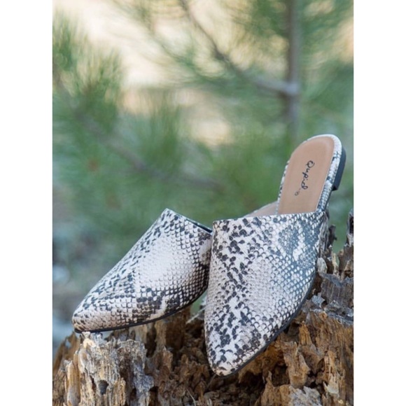 1 LEFT!!! NWT. Textured snakeskin slide mules - Picture 2 of 4
